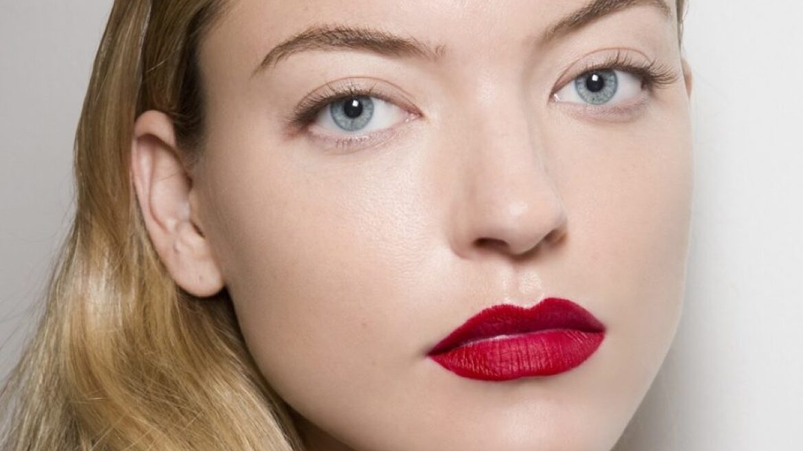 To λάθος που κάνεις όταν στεγνώνεις τα μαλλιά σου και χάνουν τη λάμψη τους