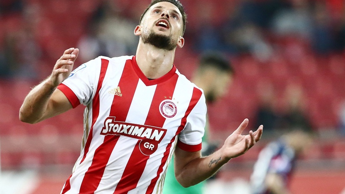 «Απάντησε» με φουλ ερυθρόλευκο ποστάρισμα ο Μιραλάς