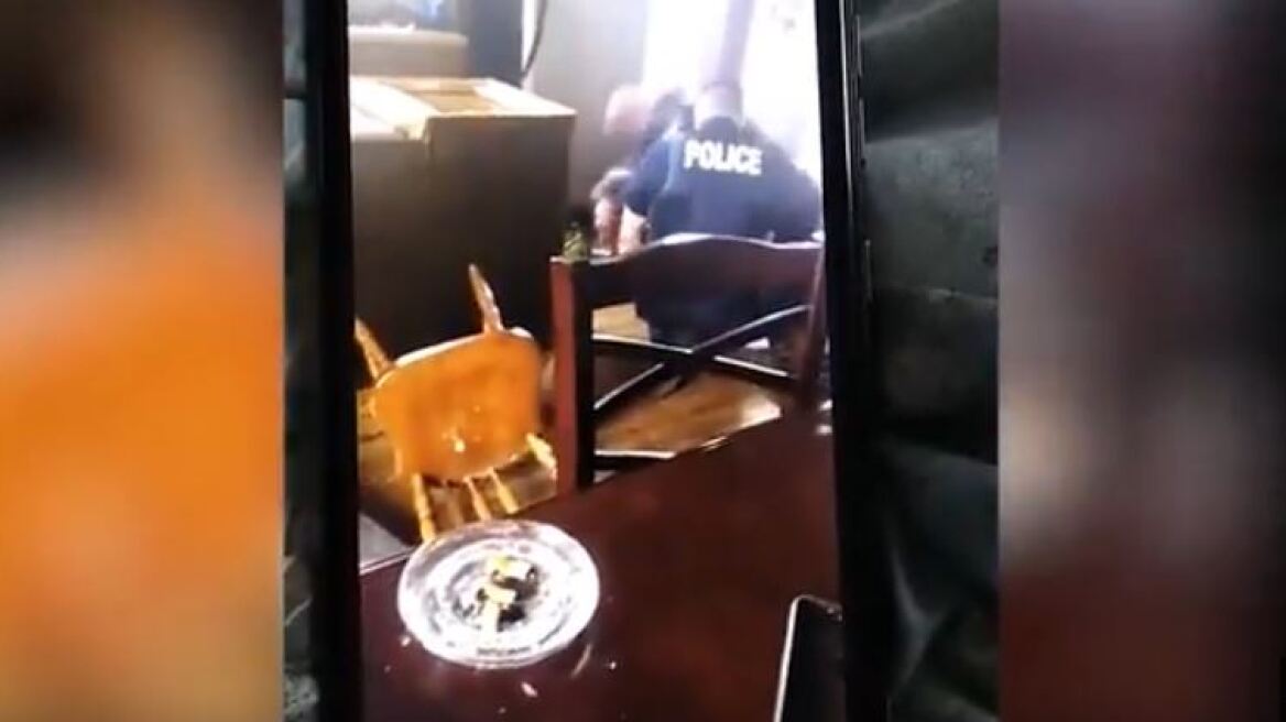 Σοκαριστικό βίντεο: Αστυνομικός χτυπάει επανειλημμένα στο πάτωμα το κεφάλι ενός ακινητοποιημένου άνδρα