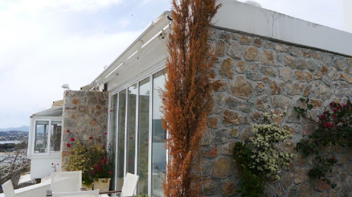 Πωλείται η βίλα της Ζωής Λάσκαρη και του Αλέξανδρου Λυκουρέζου στο Πόρτο Ράφτη
