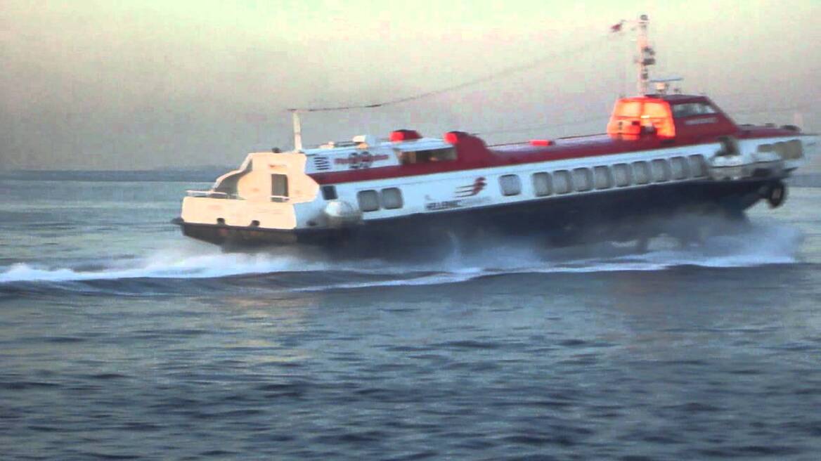 Flying Dolphin με 126 επιβάτες επιστρέφει στον Πειραιά λόγω εμπλοκής αντικειμένου στην προπέλα