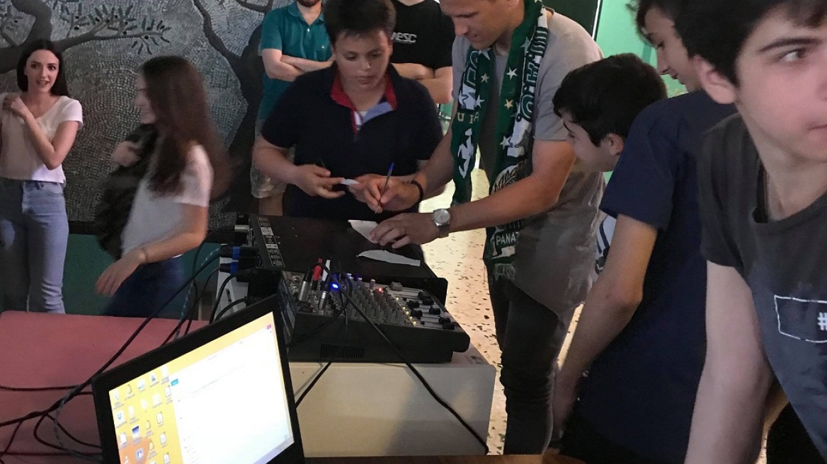 Ο Ρόμπιν Λουντ μαζί με Φινλανδούς μαθητές στο 3ο Λύκειο Υμηττού