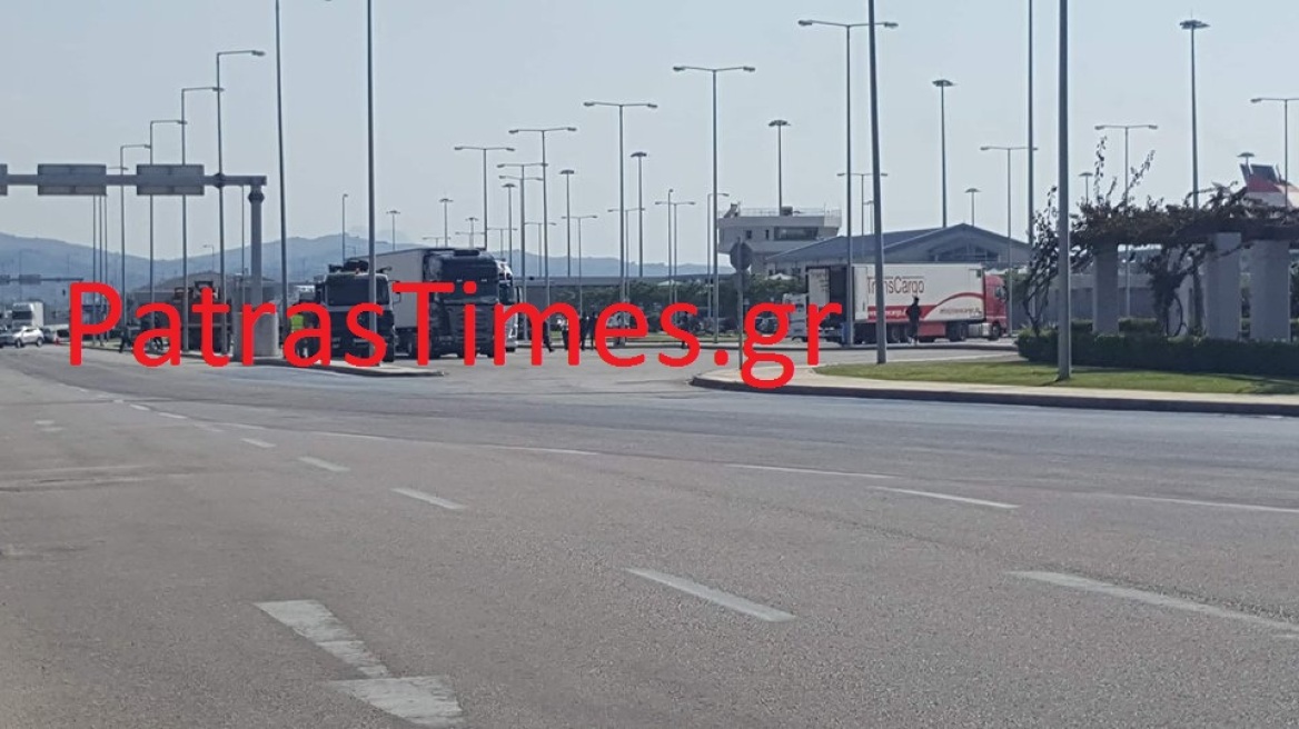 Χαμός στην Πάτρα: Μετανάστες έσπασαν τον φράχτη και εισέβαλαν  μαζικά στο λιμάνι