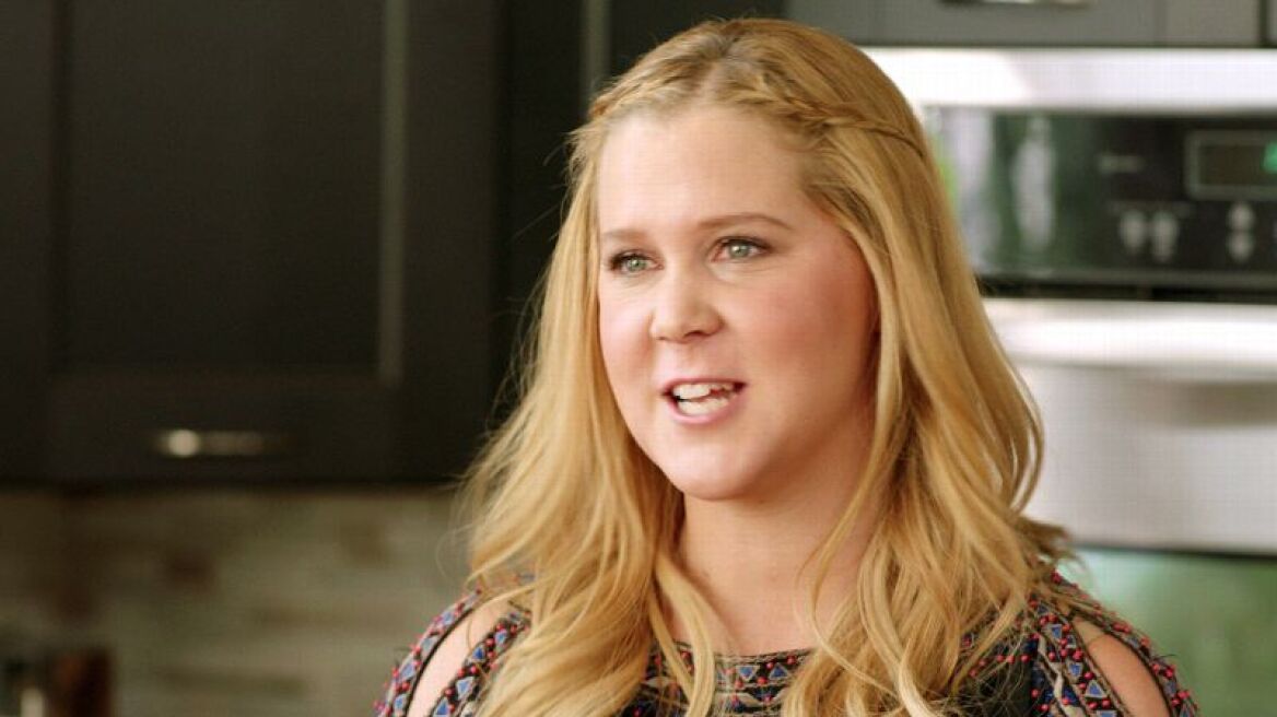Η Amy Schumer δηλώνει πως έχασε την παρθενιά της ενώ κοιμόταν