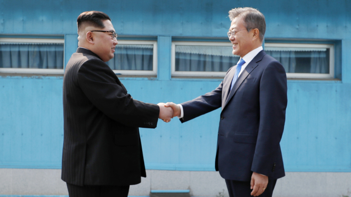 Ιστορική στιγμή: Ο Κιμ Γιονγκ Ουν πέρασε μετά από 65 χρόνια στη Νότια Κορέα