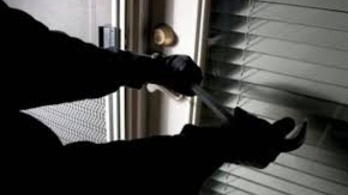 Αγρίνιο: 19χρονος «μπούκαρε» σε δυο σπίτια