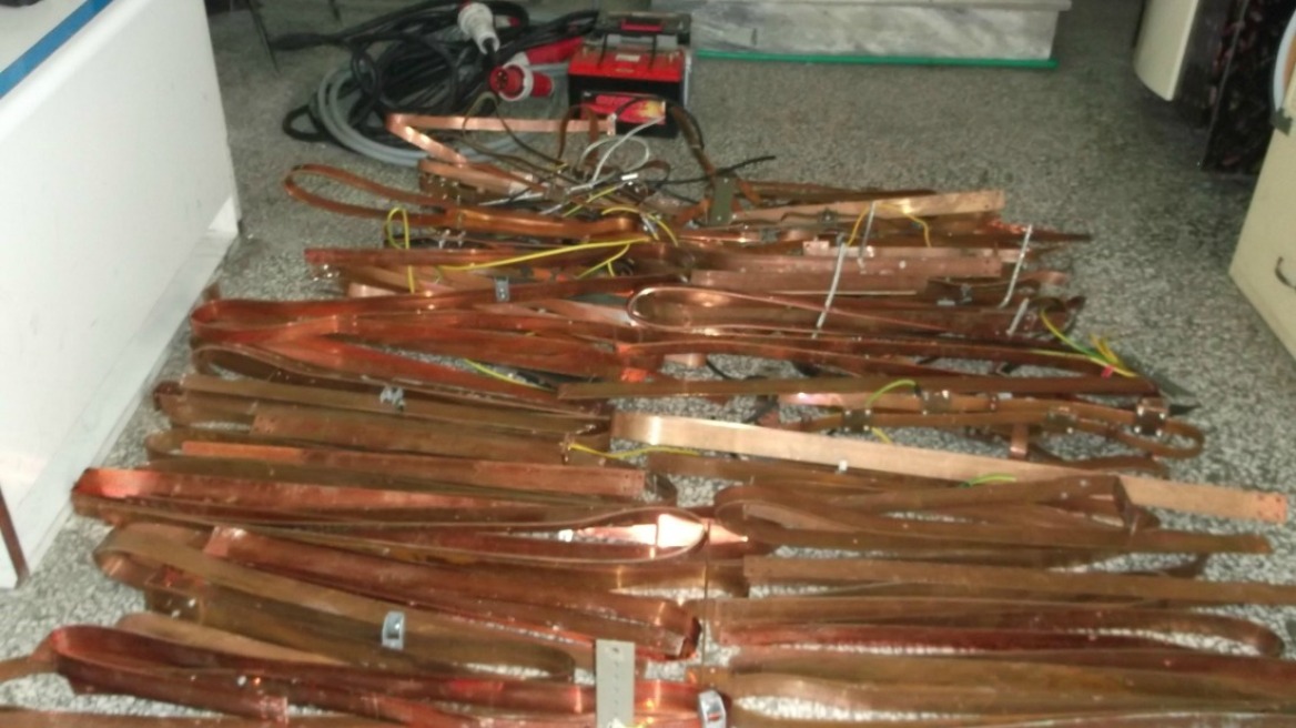 Αστυνομικός έκλεβε μπαταρίες από κεραίες τηλεφωνίας