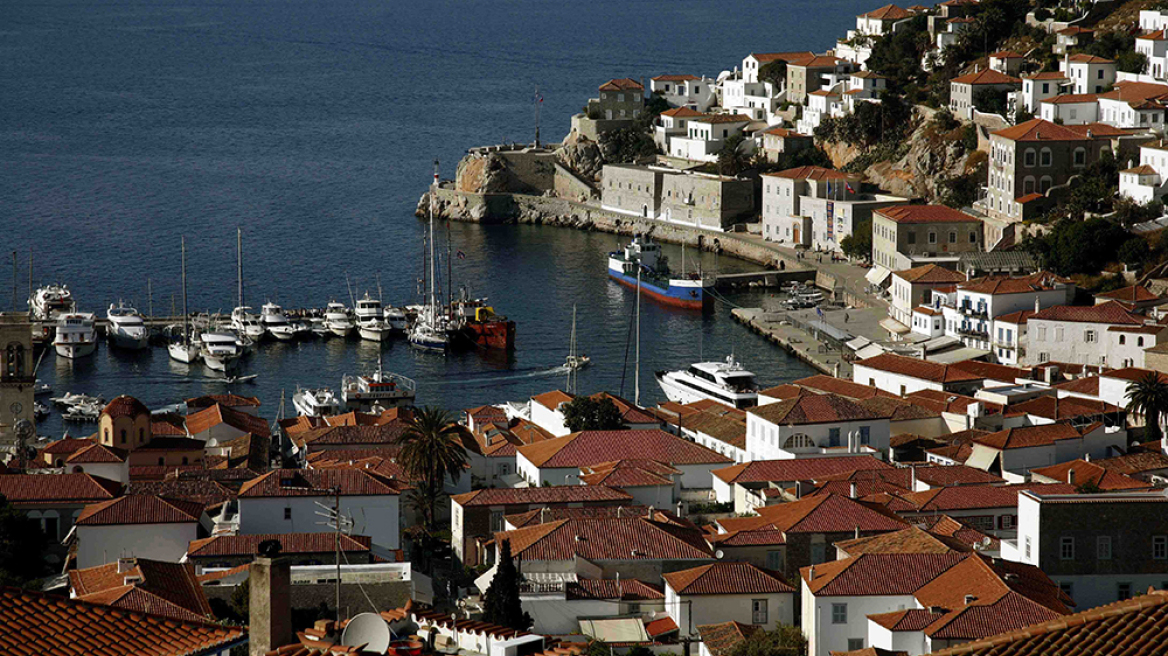 Υδρα: Συνεχής η ταλαιπωρία τουριστών και κατοίκων από τα ταχύπλοα-σαράβαλα