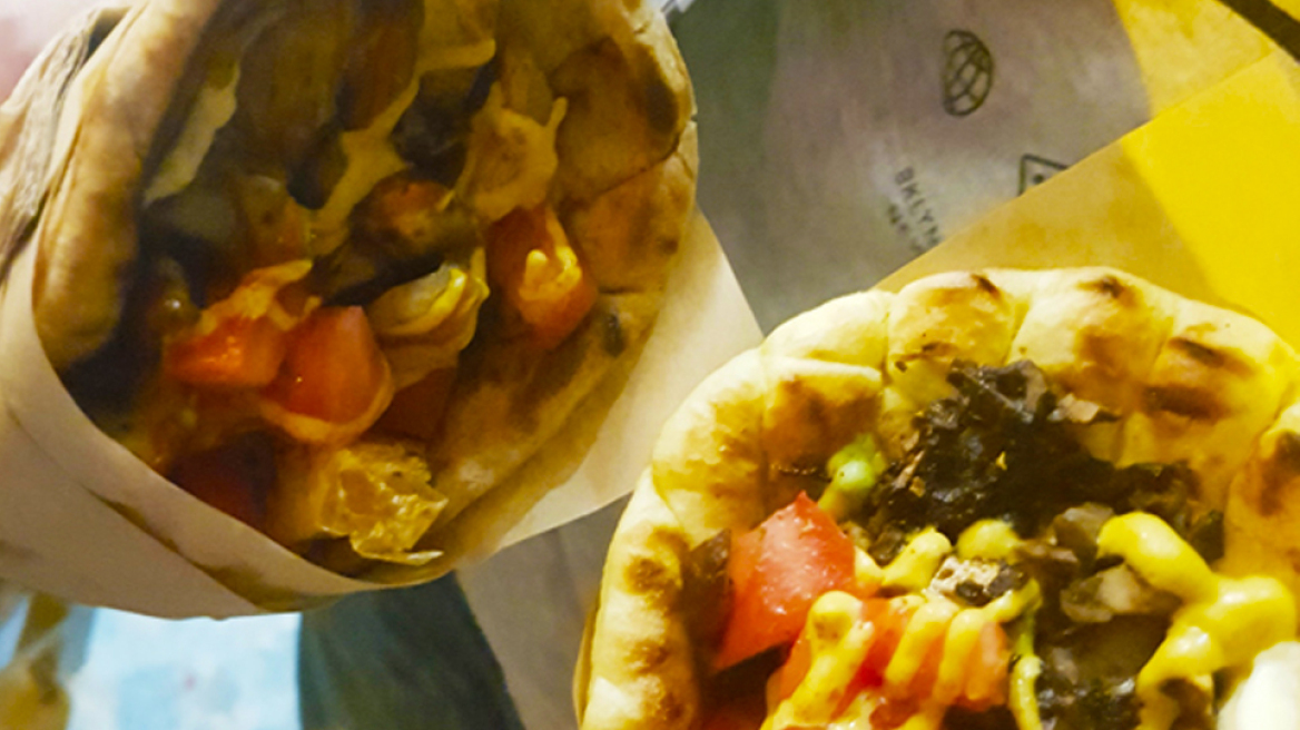 Δοκιμάσαμε το περίφημο τυλιχτό με γύρο μανιταριών των Εξαρχείων