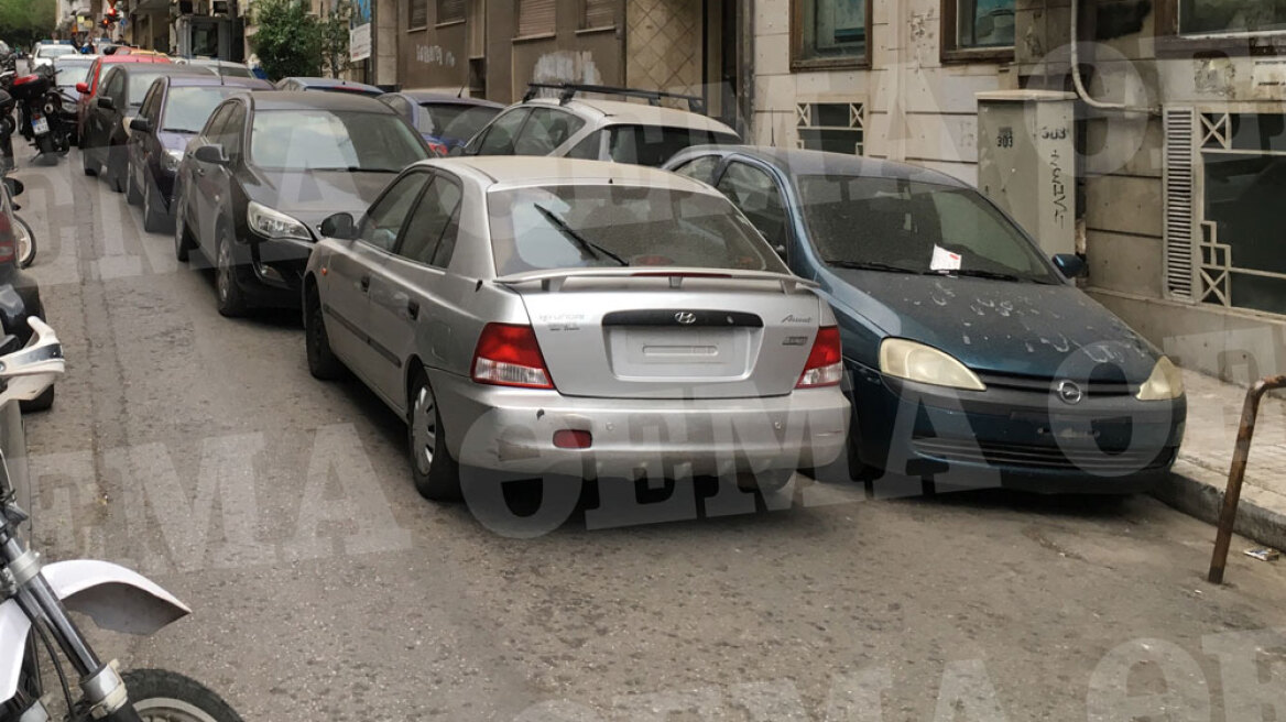 Απίστευτο: Μετέτρεψαν κάθετο δρόμο στην Πατησίων σε πάρκινγκ κατασχεμένων αυτοκινήτων