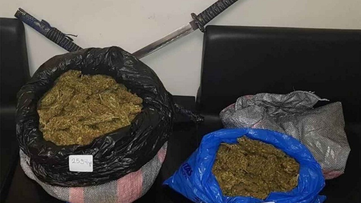 Κρήτη: Ο… «σαμουράι» κι ο φίλος του θα πωλούσαν τρία κιλά χασίς!
