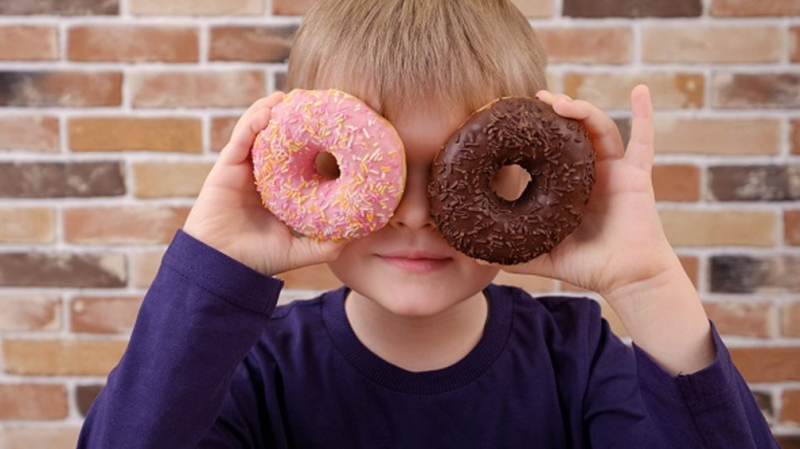 Πώς να καταφέρεις το παιδί σου να τρώει λιγότερα γλυκά