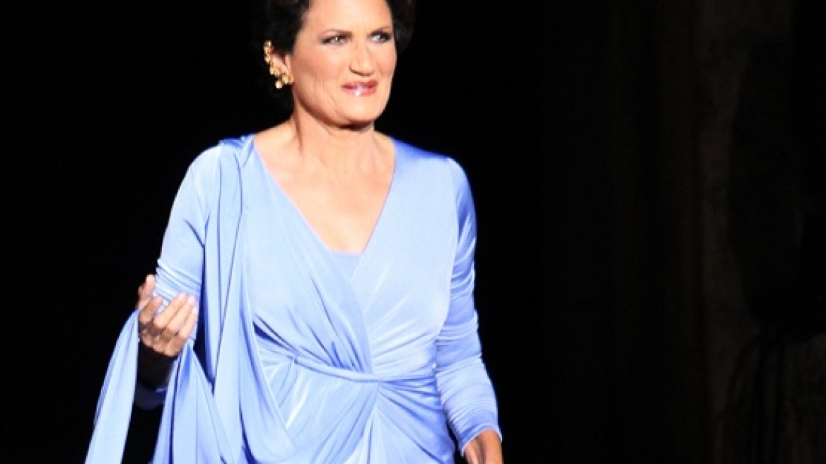 Η Άλκηστις Πρωτοψάλτη βουτάει στη θάλασσα και εμείς τρελαινόμαστε με την αψεγάδιαστη σιλουέτα της