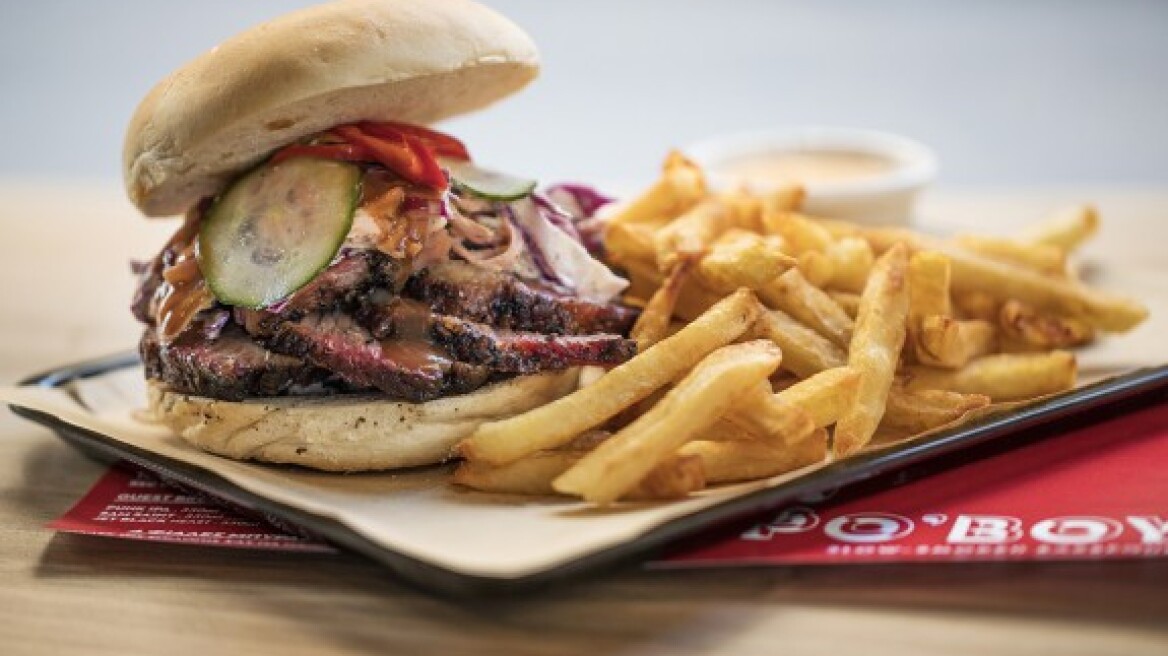 Δοκιμάσαμε τα σιγοκαπνιστά BBQ κρεατικά του Po’ Boys (και ένα τέλειο Mac n’ Cheese)