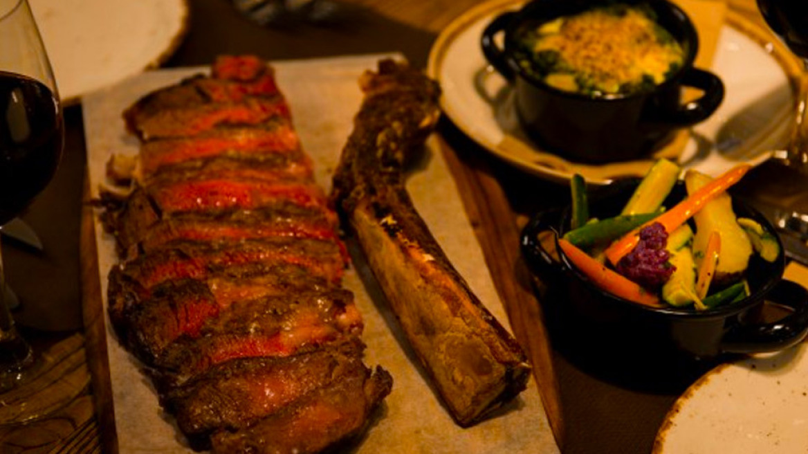 Το εστιατόριο της Φάρμας Μπράλου ξεκαλοκαιριάζει στην Τήνο