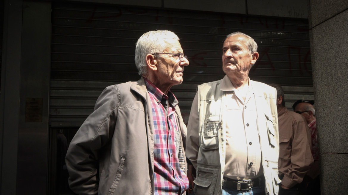 Δύο χρόνια σε ισχύ ο νόμος Κατρούγκαλου: Η «σφαγή» που έφερε στις συντάξεις 