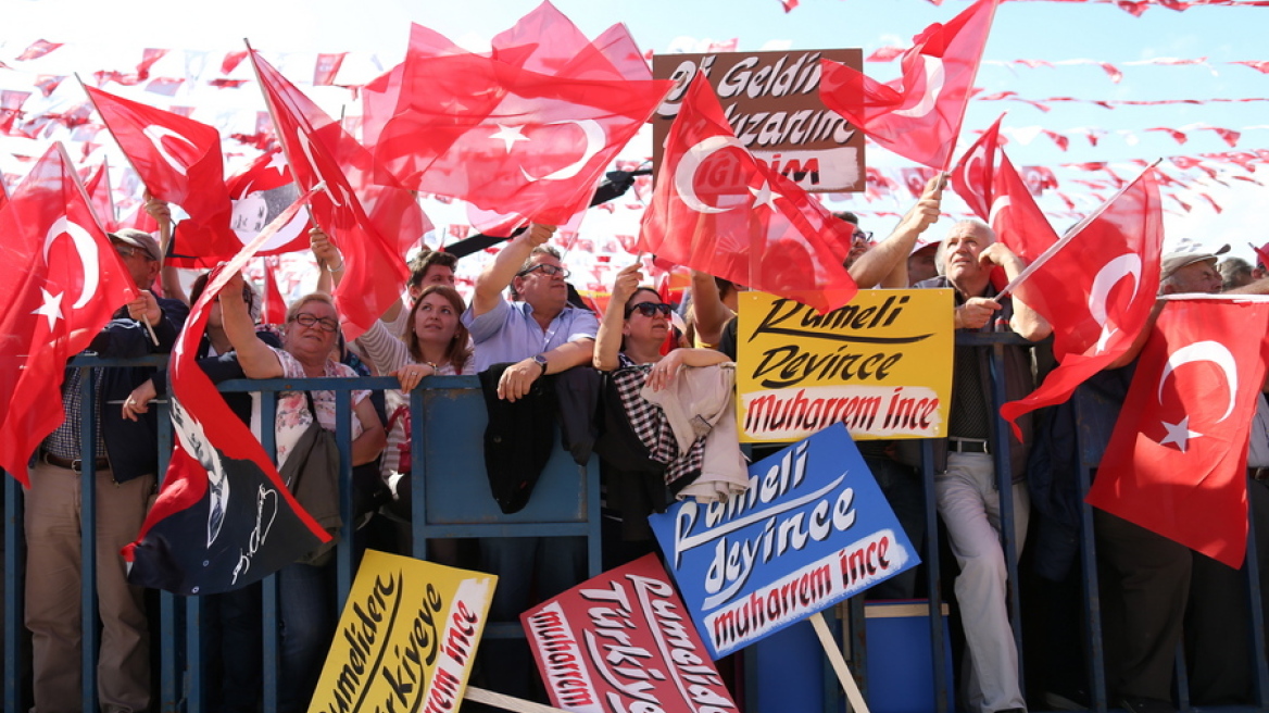 Μαίνεται ο πόλεμος μεταξύ οπαδών και πολέμιων του Ερντογάν στο Twitter: #tamam ή #davam