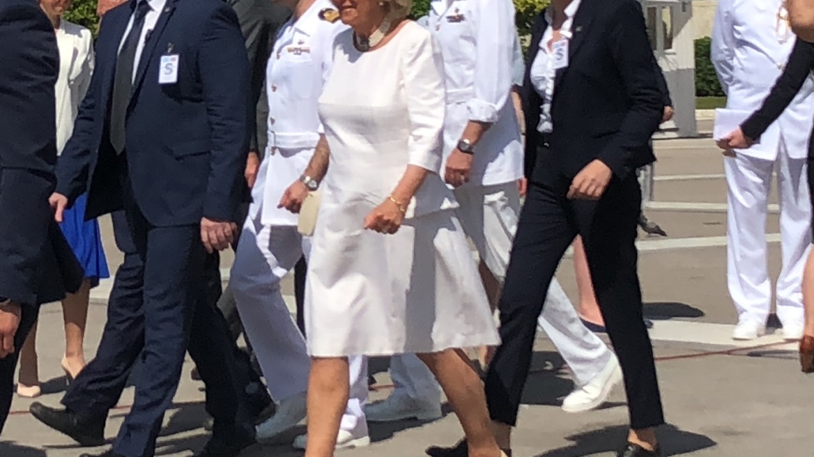 Στιλ Καμίλα: Λευκή μίνιμαλ επισημότητα