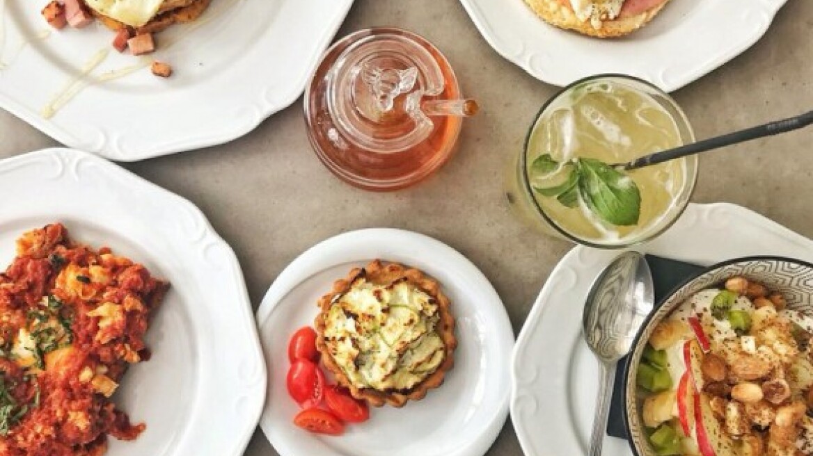 Για brunch στην ανθισμένη αυλή του 7 Cactus