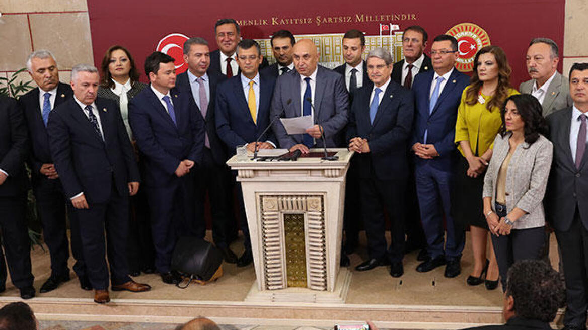Επέστρεψαν στο CHP οι 15 βουλευτές-κομάντο που παραιτήθηκαν για χάρη της Ακσενέρ