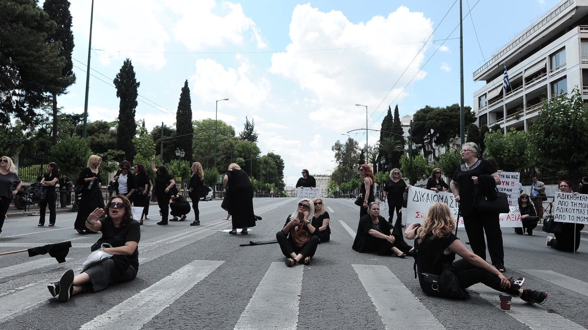 Καθιστική διαμαρτυρία έξω από τη Βουλή για τις συντάξεις χηρείας (φωτογραφίες)