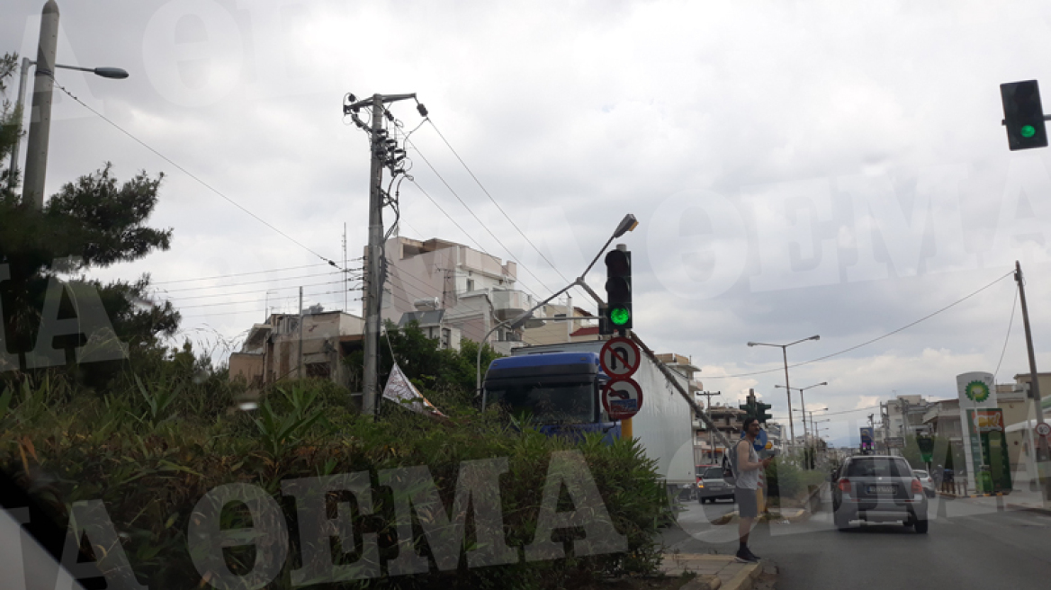 Μποτιλιάρισμα στην λεωφόρο Αμφιθέας – Φορτηγό έπεσε σε κολώνα 