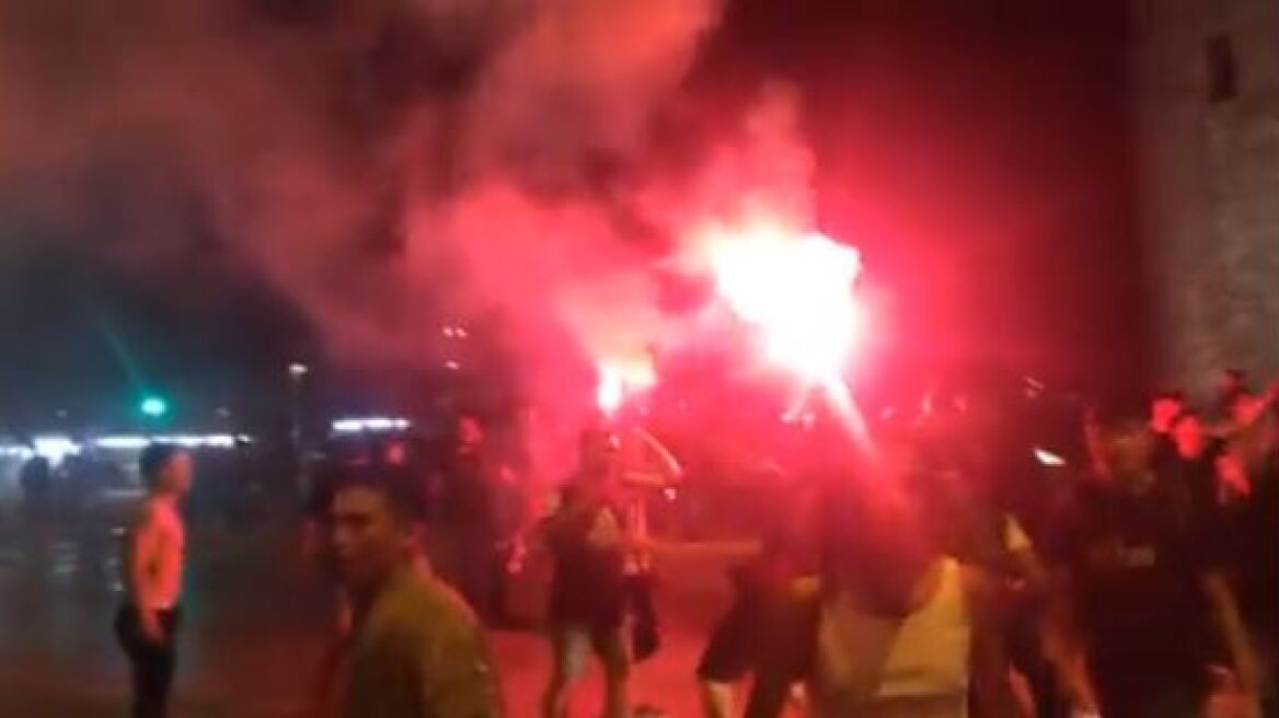 Βίντεο: Πανηγύρια και καπνογόνα στο Λευκό πύργο για το κύπελλο του ΠΑΟΚ