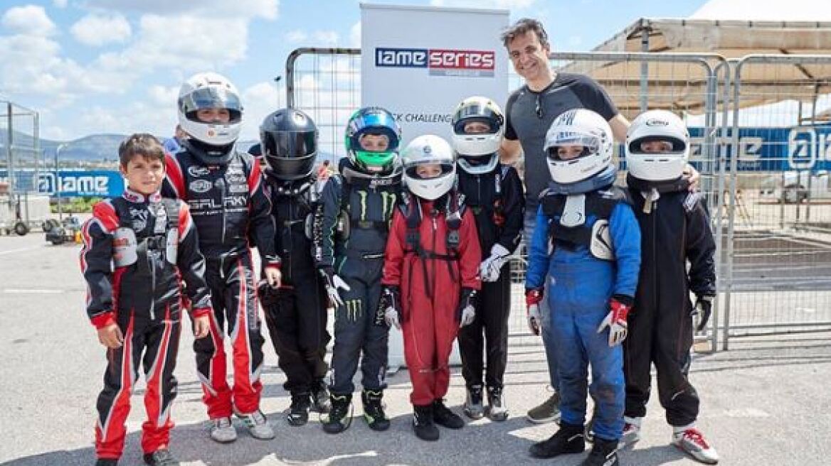 Με μικρούς οδηγούς καρτ στον αυτοκινητόδρομο των Μεγάρων ο Κυριάκος Μητσοτάκης