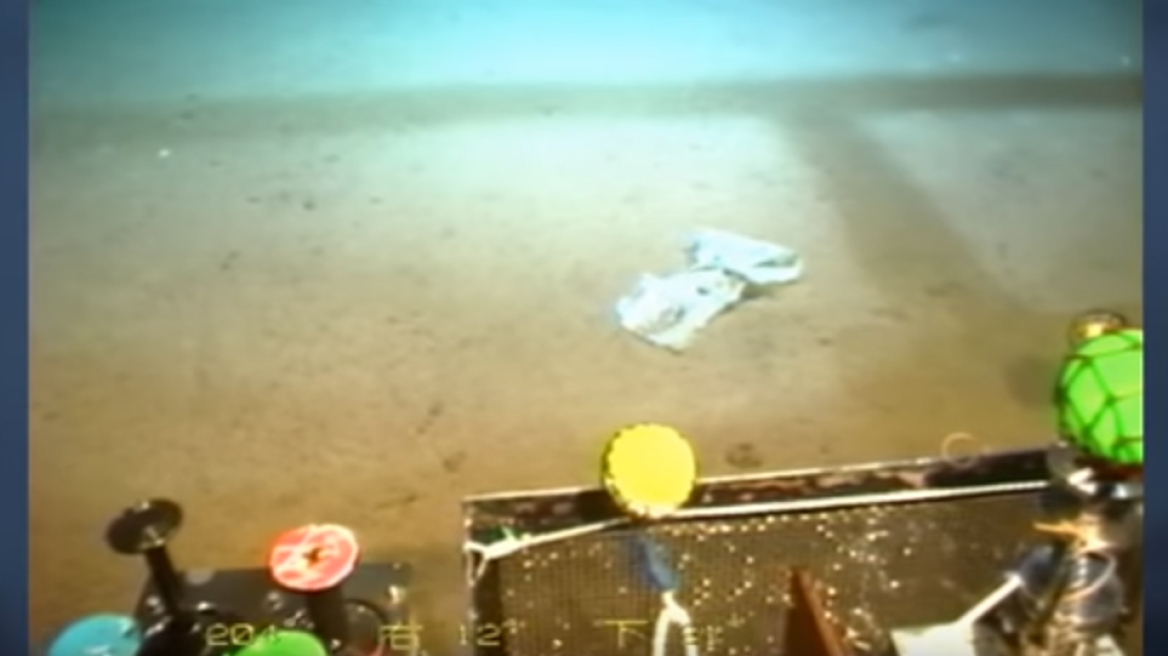 Πλαστική σακούλα βρέθηκε στο βαθύτερο σημείο ωκεανού, στα... 10.898 μέτρα!