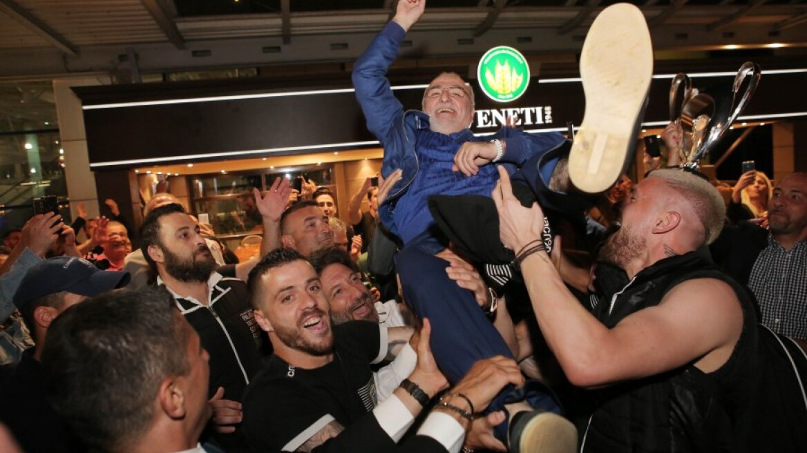 Φωτογραφίες: Αποθέωση για Σαββίδη - Τον σήκωσαν στα χέρια   