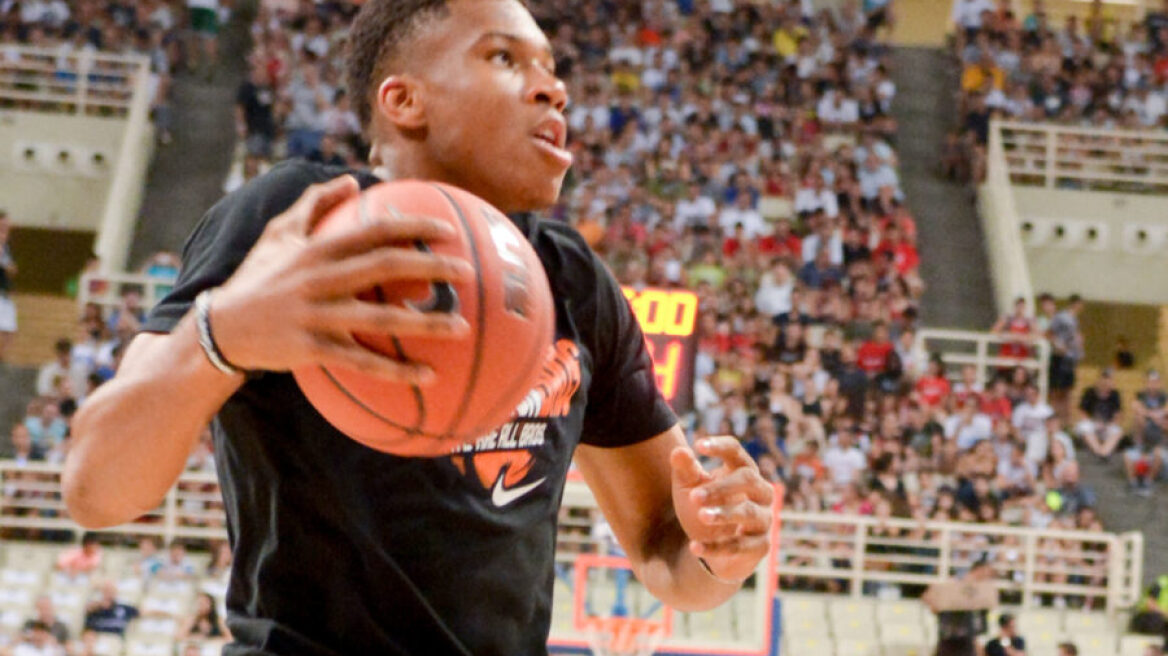 O Γιάννης Αντετοκούνμπο ευχήθηκε χρόνια πολλά στη μητέρα του