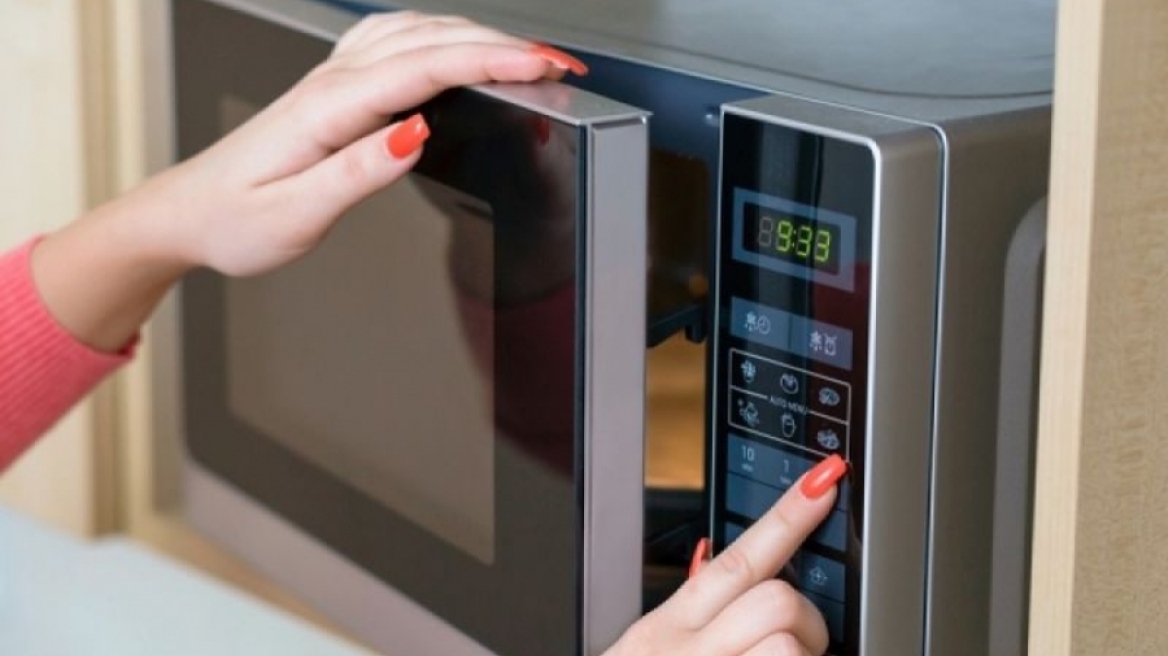Τα 5 πράγματα που δεν πρέπει ποτέ να βάλετε στον φούρνο μικροκυμάτων