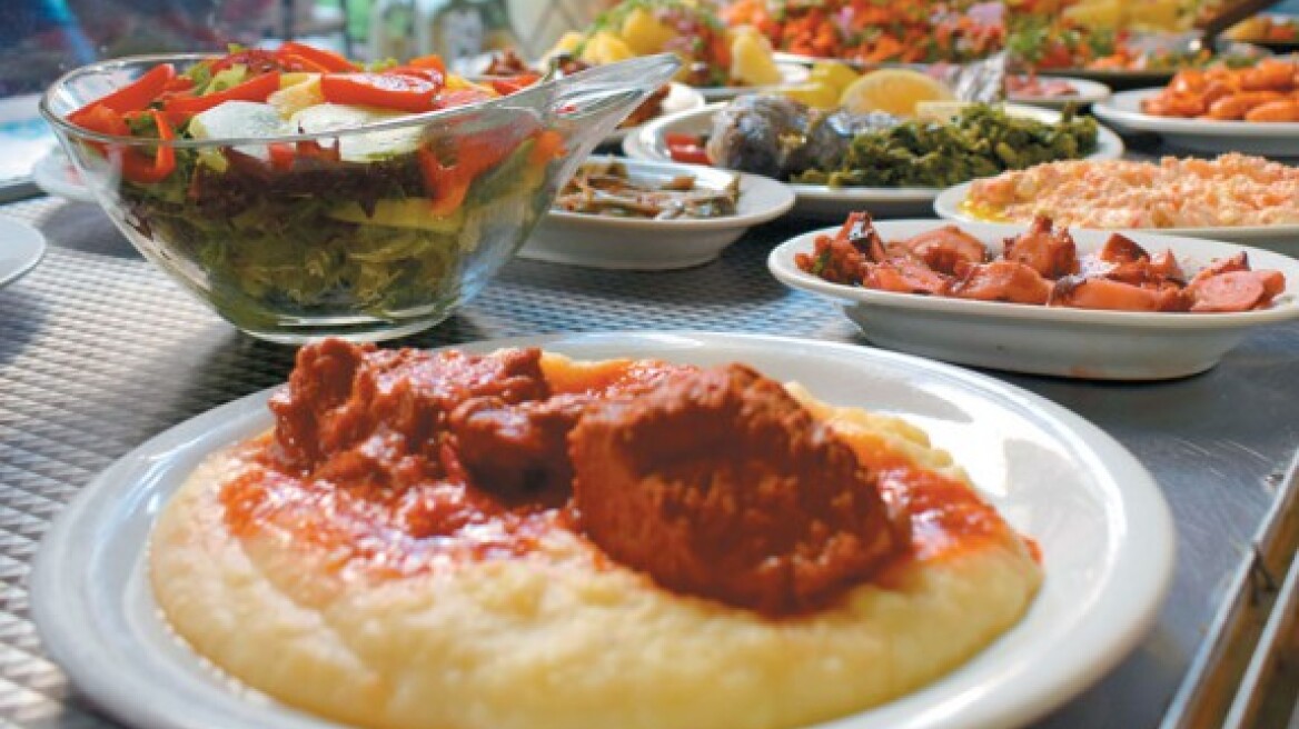 Δίπορτο: Ένα στέκι που σε ταξιδεύει στην παλιά Αθήνα