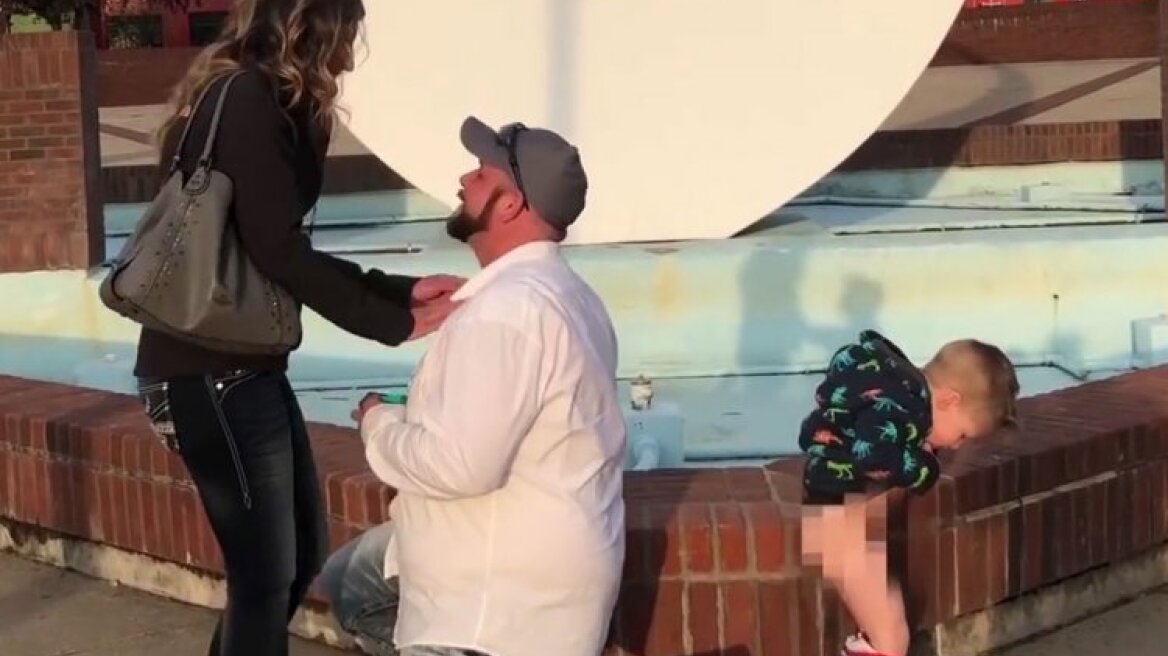 Βίντεο: Μπόμπιρας τρολάρει με τον πιο ξεκαρδιστικό τρόπο την πρόταση γάμου της μητέρας του