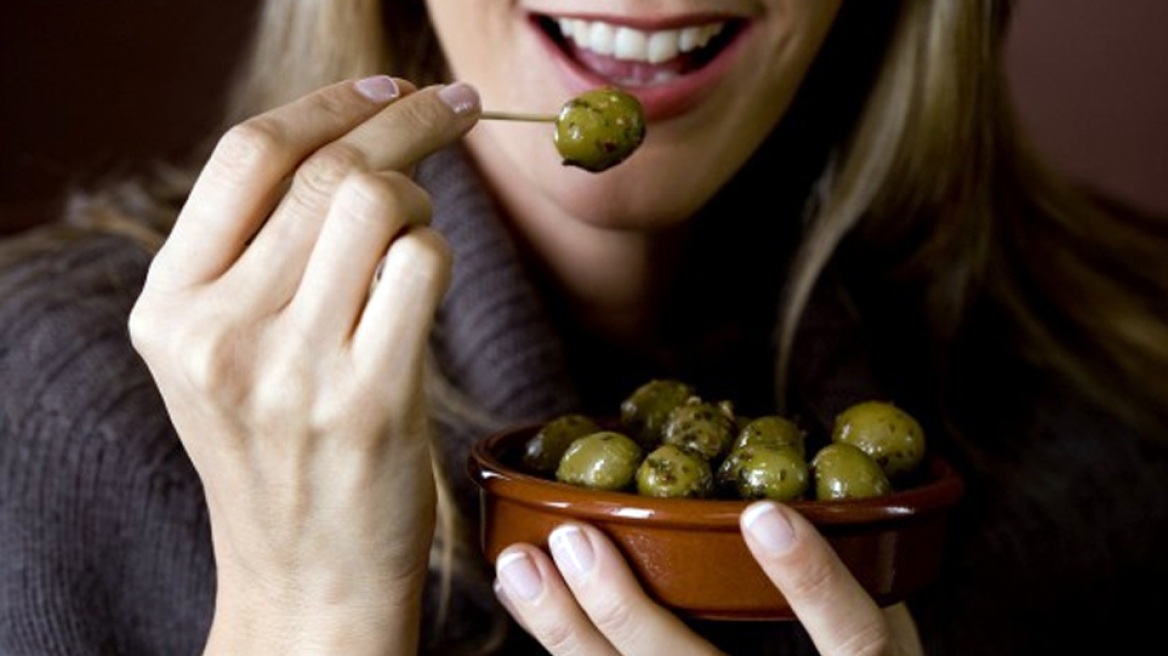 Έχετε άγχη; Καταπολεμήστε τα τρώγοντας ελιές και ελαιόλαδο