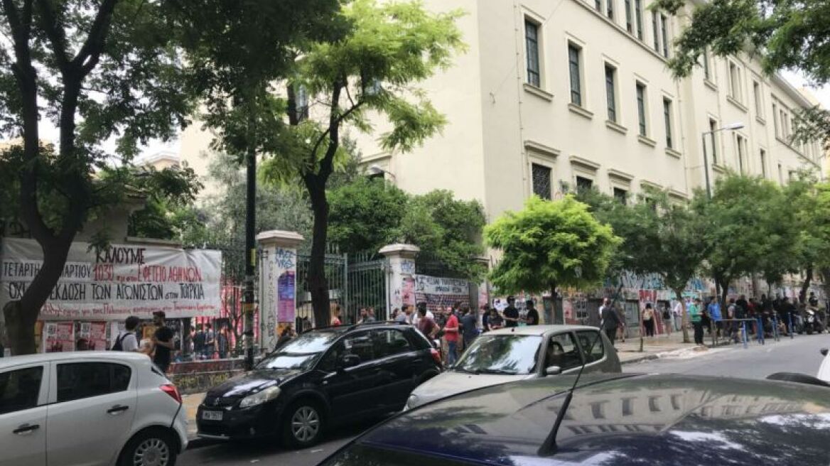 Ένταση στο Πολυτεχνείο: Έφοδος 15 ατόμων στον χώρο των φοιτητικών εκλογών