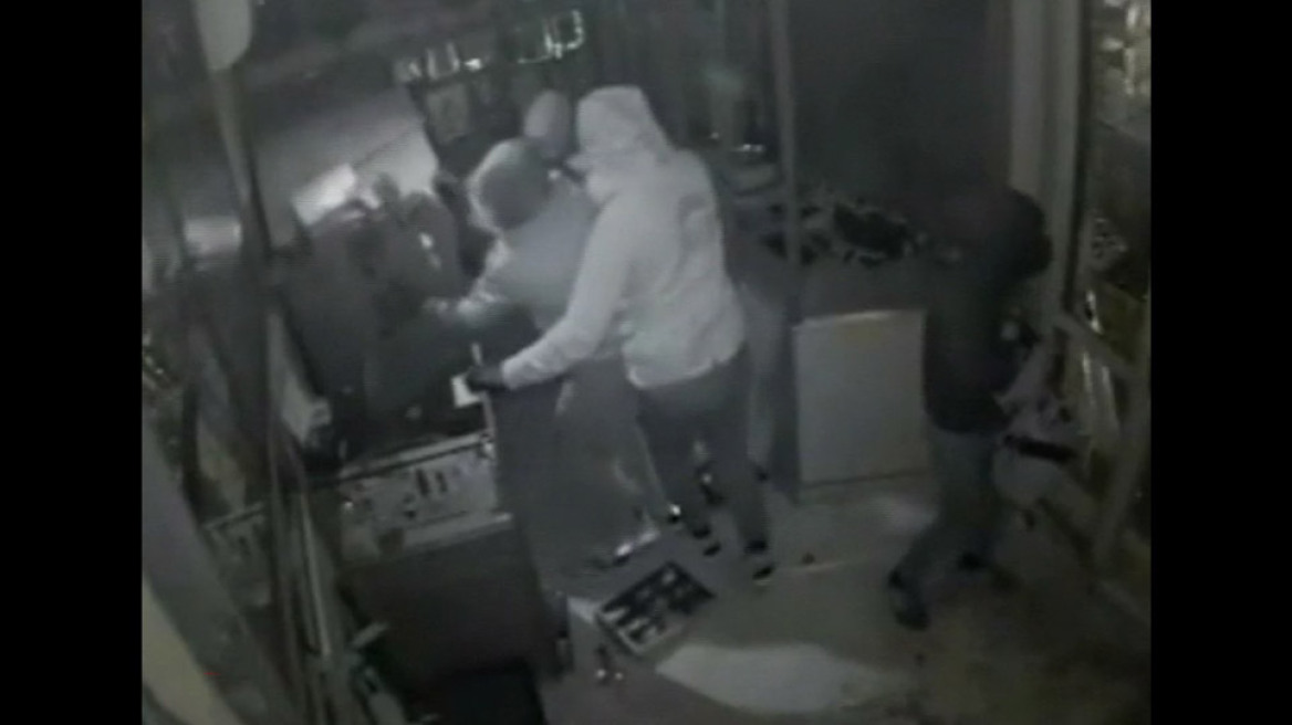 Πειραιάς: Λήστεψαν δεύτερη φορά το ίδιο κοσμηματοπωλείο - «Πάνε οι κόποι μιας ζωής», λέει ο ιδιοκτήτης