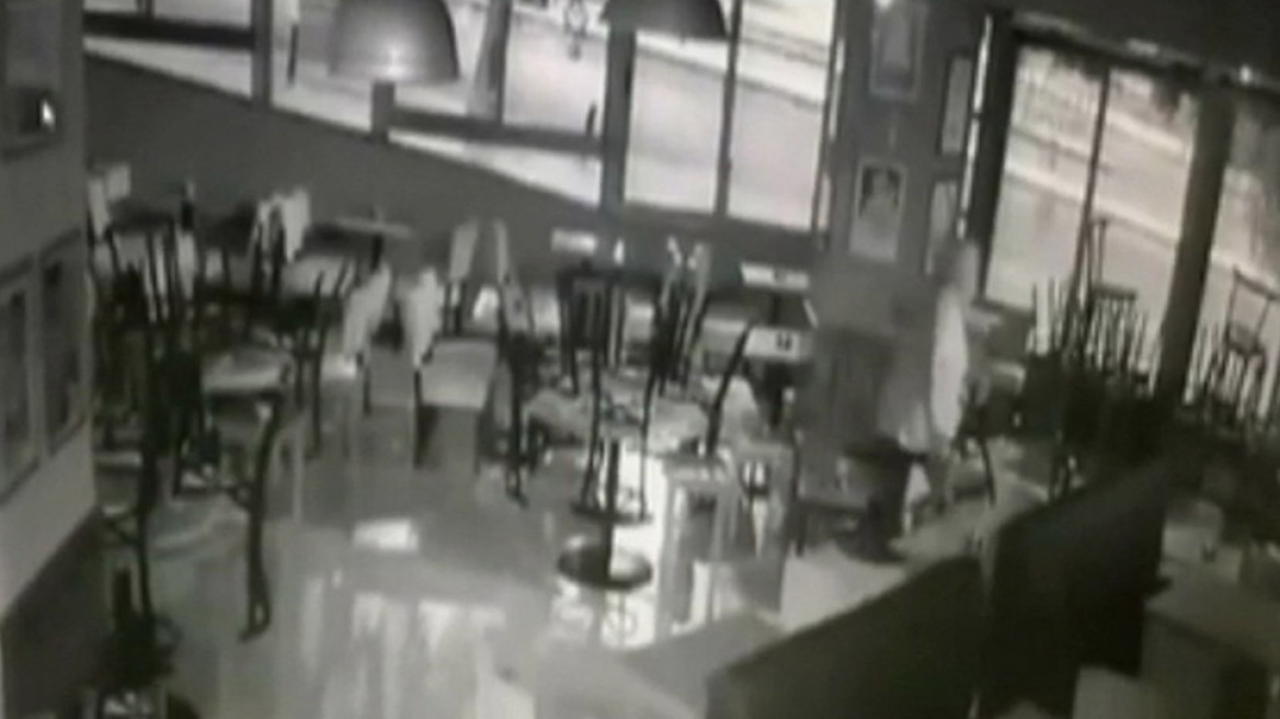 Θεσσαλονίκη: Άστεγος που κοιμόταν σε καφετέρια πήρε στο κυνήγι επίδοξους διαρρήκτες 