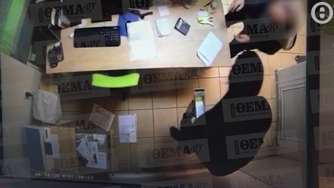 Καρέ- καρέ βίντεο του protothema.gr με ληστή να κλέβει βενζινάδικο στο Ίλιον 