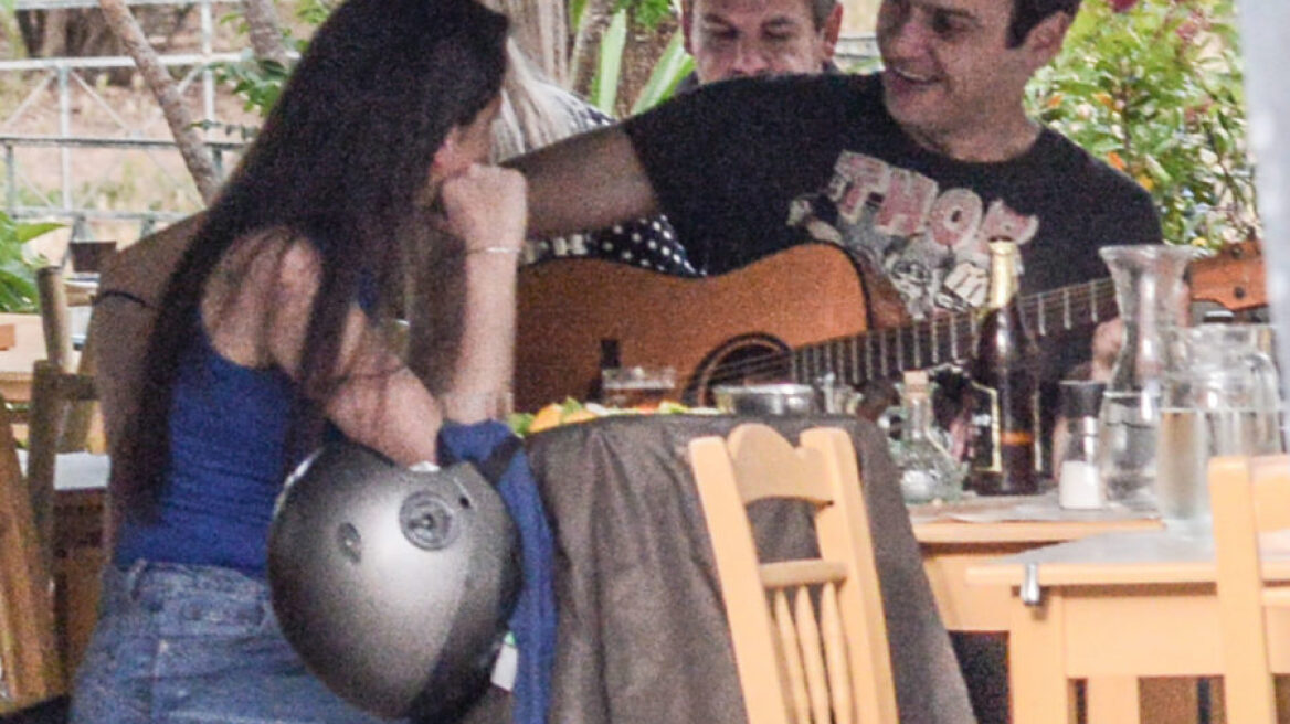 O Oρέστης Τζιόβας, το κορίτσι του και το άκρως ερωτικό body language