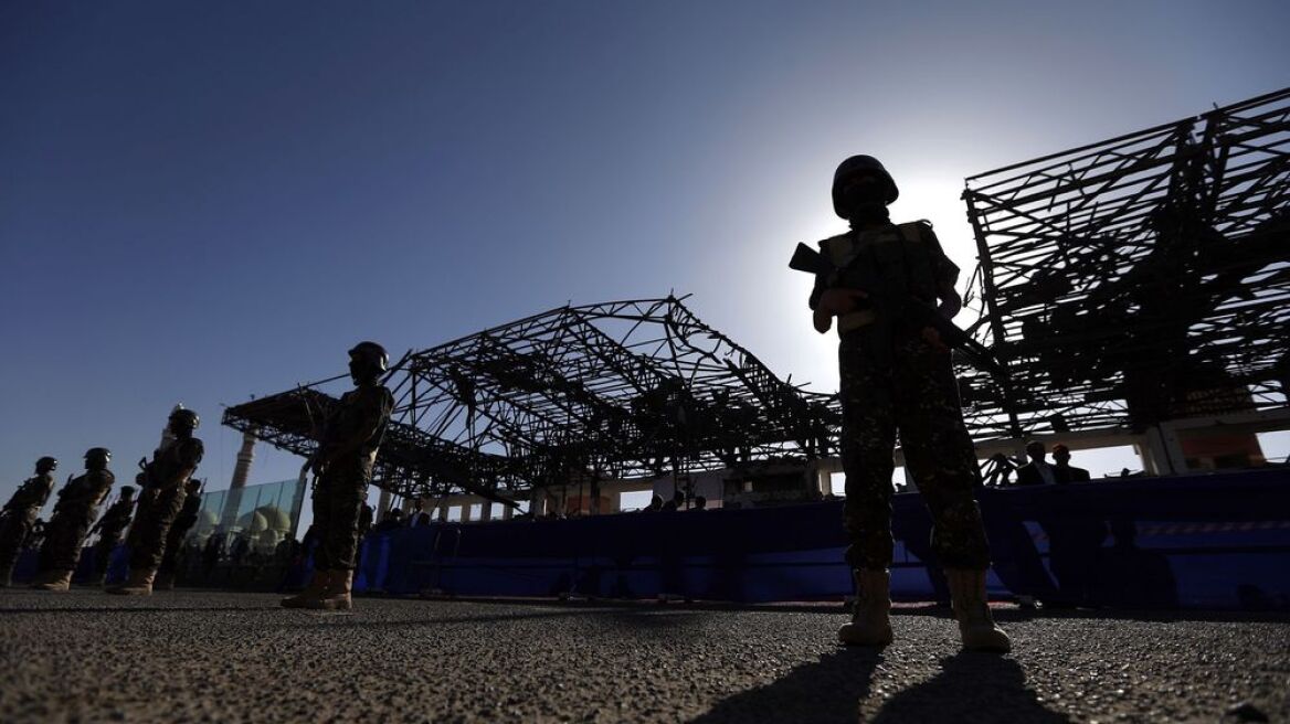 Τα ΗΑΕ κατέστρεψαν δύο πλοία των Χούτι που απειλούσαν πετρελαιοφόρο στην Ερυθρά Θάλασσα