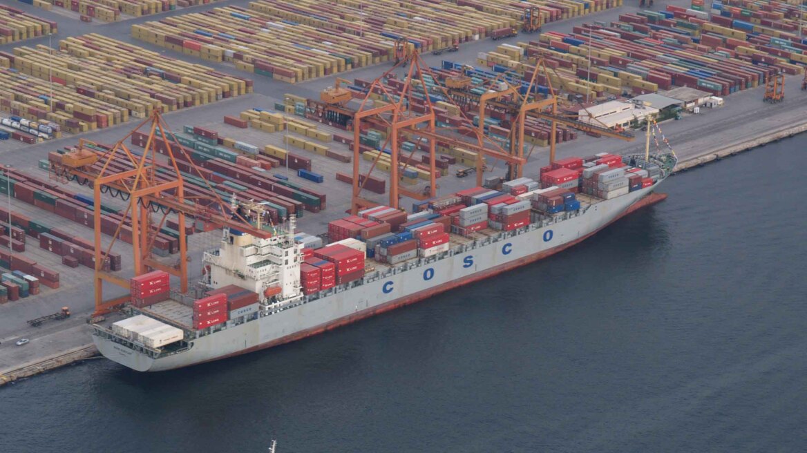 SZ: Η Κίνα επενδύει στο διχασμό της ΕΕ- Ο ρόλος του λιμανιού του Πειραιά