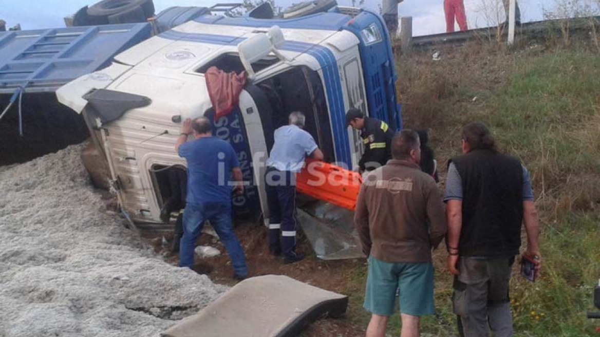 Ανετράπη φορτηγό στα Φάρσαλα - Τραυματίστηκε ο οδηγός (φωτογραφίες)