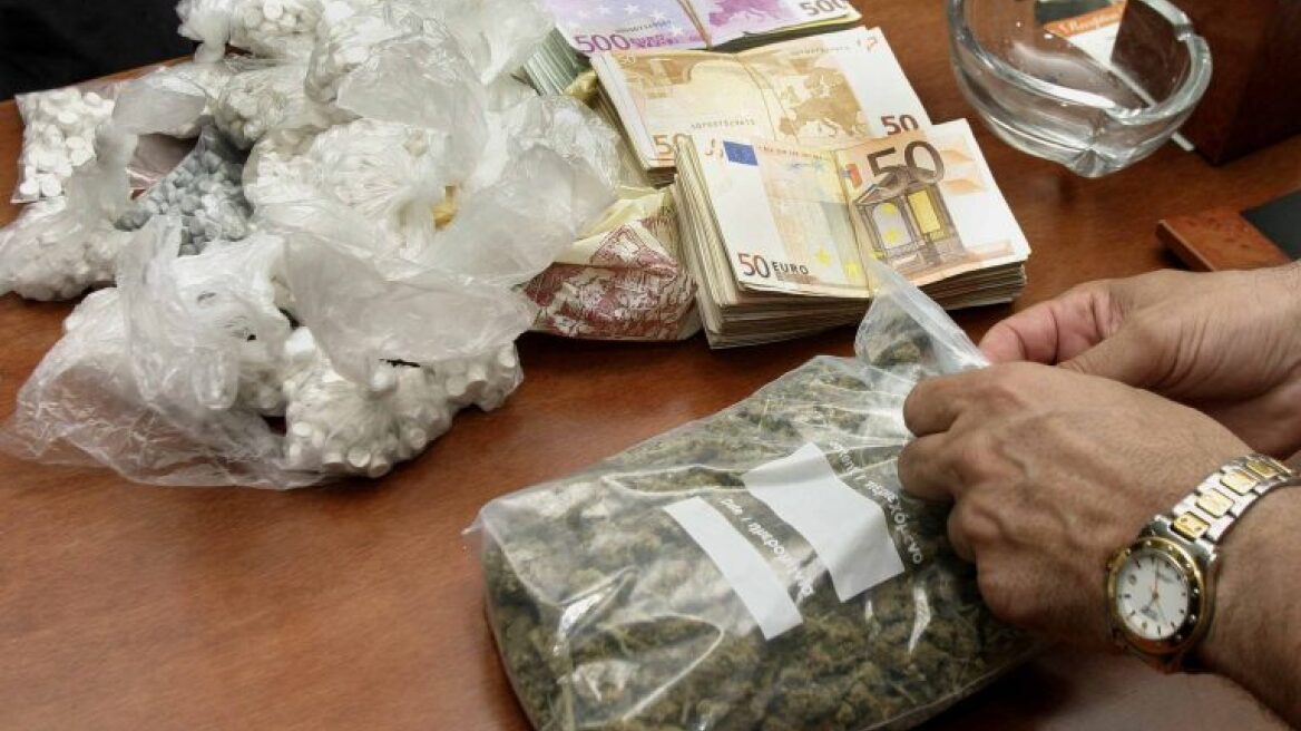 Λάρισα: Ζευγάρι διακινούσε χασίς και άλλα ναρκωτικά