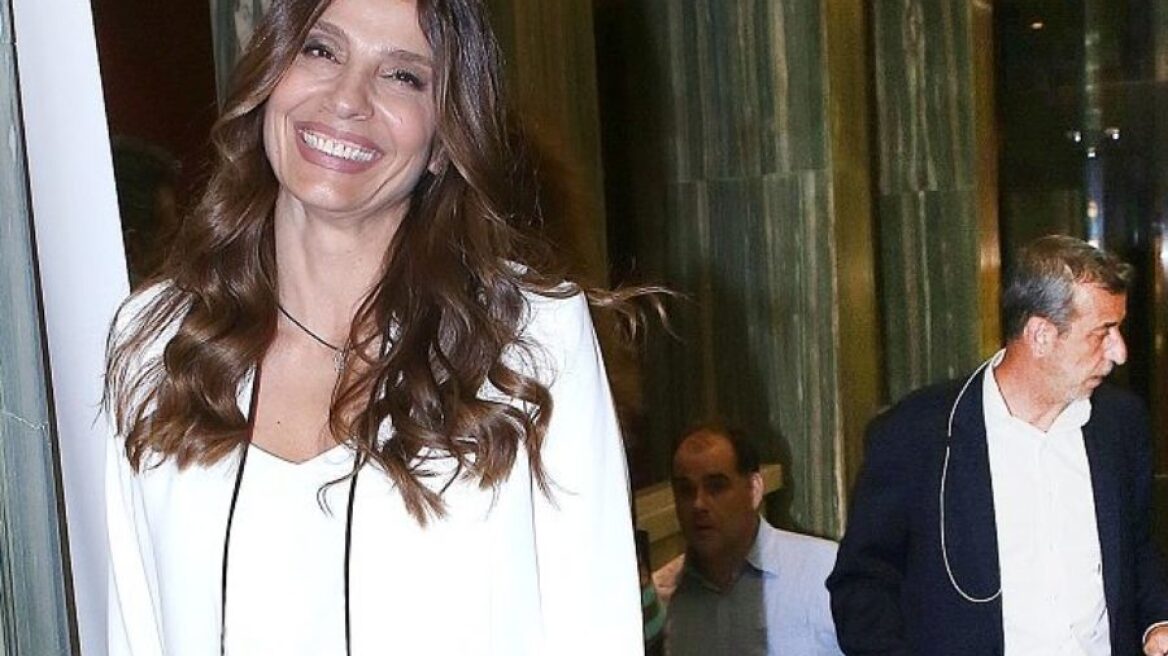 Η Πόπη Τσαπανίδου παραδίδει μαθήματα διαχρονικής κομψότητας