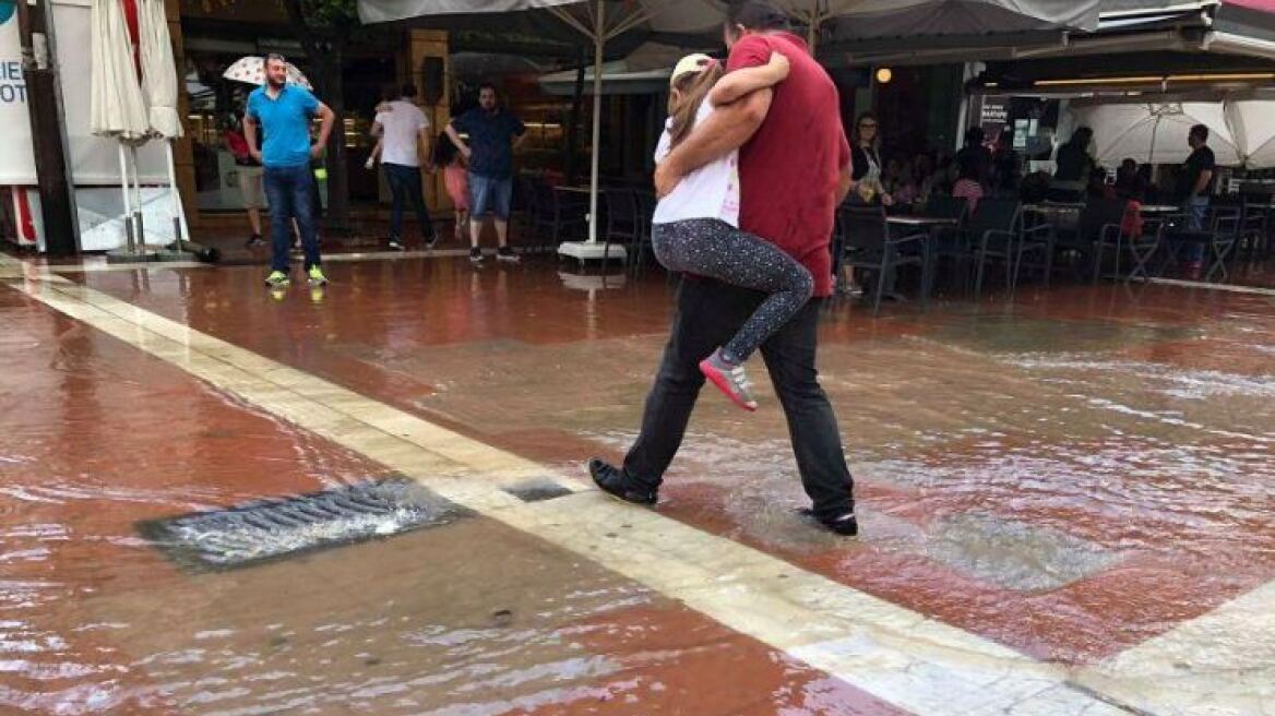 Σε λίμνη μετατράπηκε η πλατεία Ευόσμου στη Θεσσαλονίκη