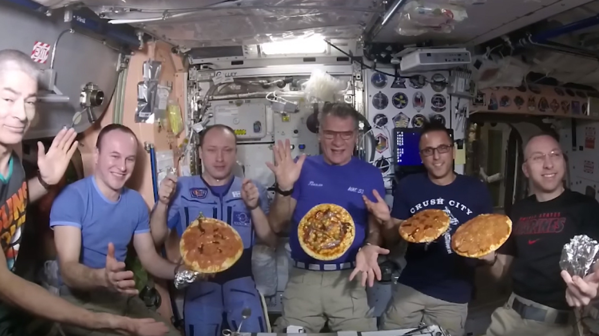 Αστροναύτες φτιάχνουν την πιο διαστημική πίτσα που έχεις δει