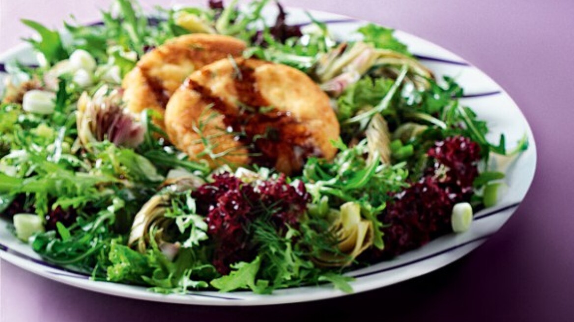 Πράσινη σαλάτα με αγκινάρες και παναρισμένο ανθότυρο