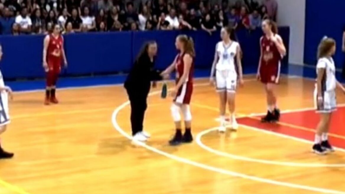 Tίποτα- τίποτα δεν τη σταματά: Η ελληνίδα μάνα εισβάλλει (και) στα γήπεδα