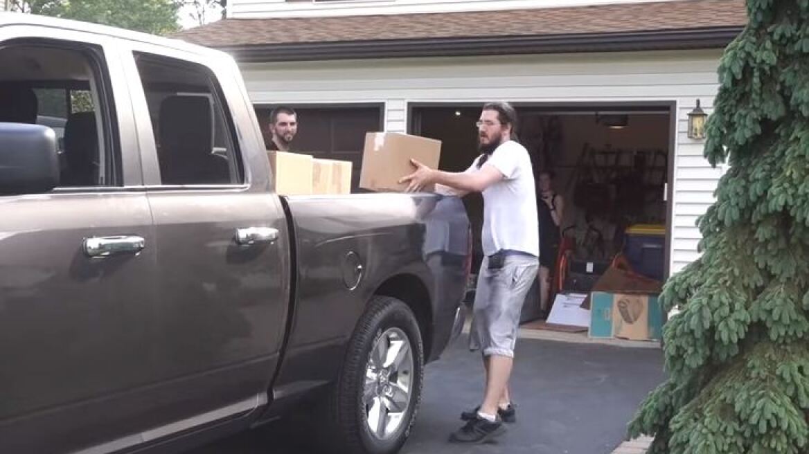 Ο άνεργος 30άρης που του έκαναν έξωση οι γονείς του, τους καταγγέλλει για... παρενόχληση